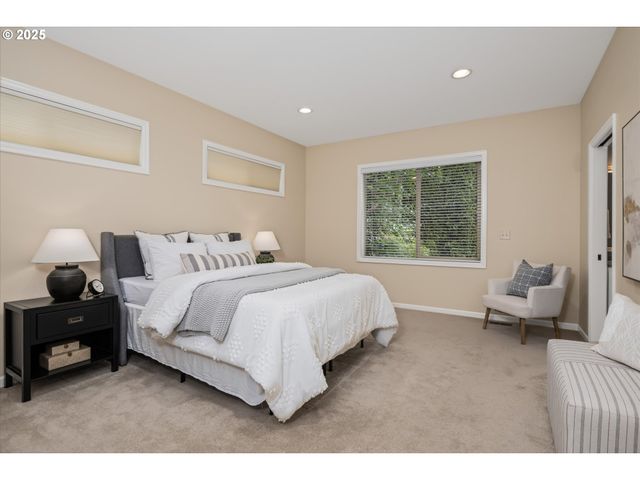 2053 LAKEVIEW Dr, Eugene, OR 97408