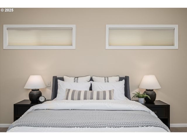 2053 LAKEVIEW Dr, Eugene, OR 97408