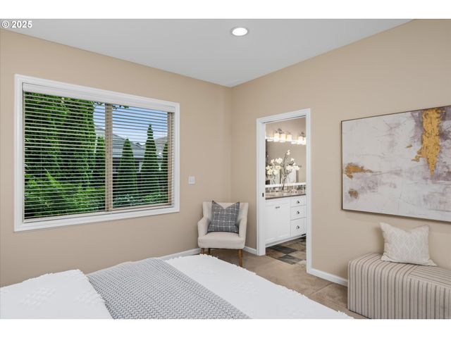 2053 LAKEVIEW Dr, Eugene, OR 97408