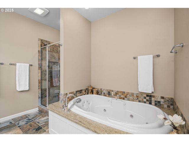 2053 LAKEVIEW Dr, Eugene, OR 97408