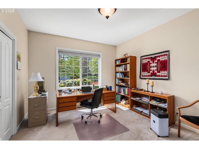 2053 LAKEVIEW Dr, Eugene, OR 97408