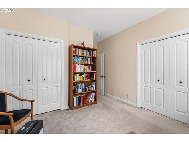 2053 LAKEVIEW Dr, Eugene, OR 97408