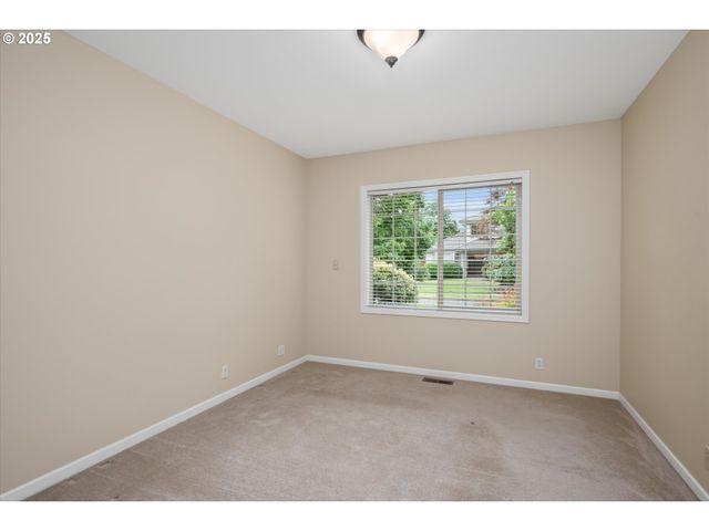 2053 LAKEVIEW Dr, Eugene, OR 97408