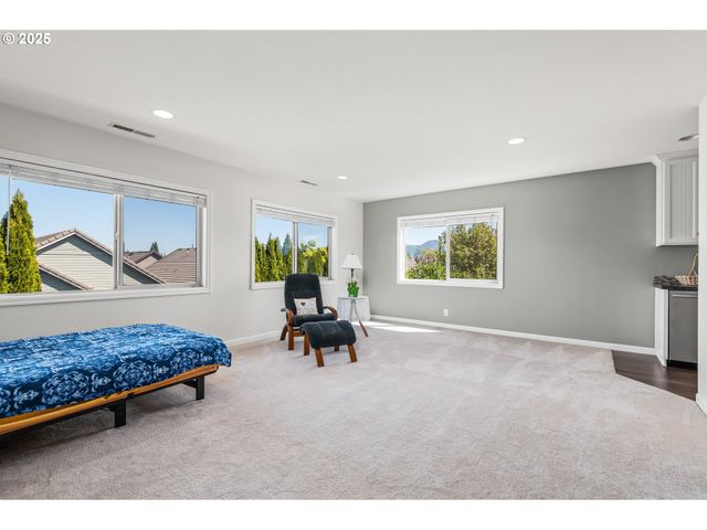 2053 LAKEVIEW Dr, Eugene, OR 97408