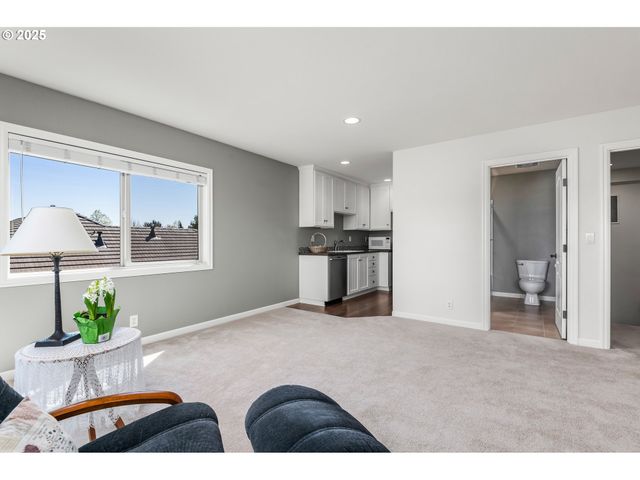 2053 LAKEVIEW Dr, Eugene, OR 97408