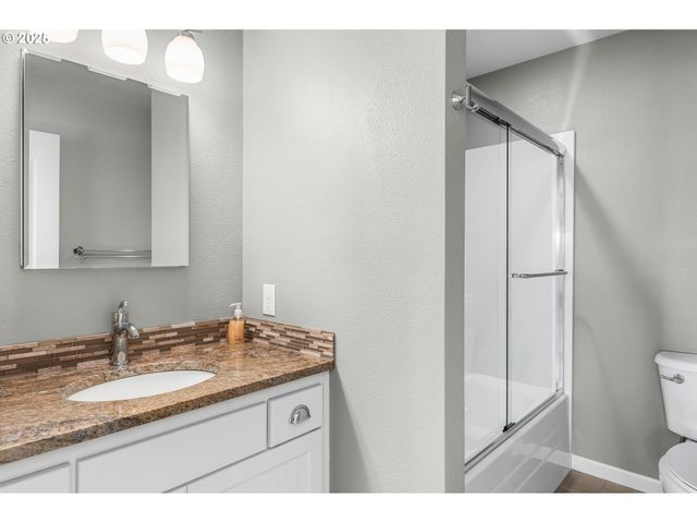 2053 LAKEVIEW Dr, Eugene, OR 97408