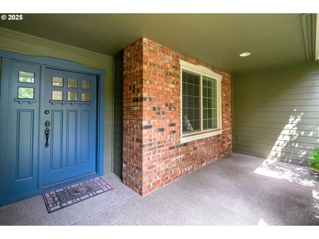 2053 LAKEVIEW Dr, Eugene, OR 97408