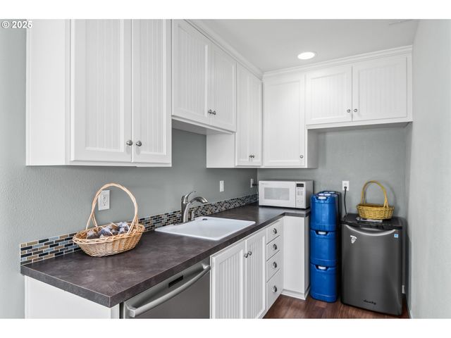 2053 LAKEVIEW Dr, Eugene, OR 97408