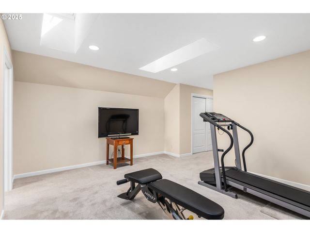 2053 LAKEVIEW Dr, Eugene, OR 97408