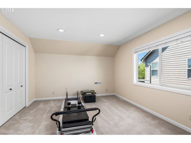 2053 LAKEVIEW Dr, Eugene, OR 97408