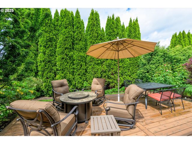 2053 LAKEVIEW Dr, Eugene, OR 97408