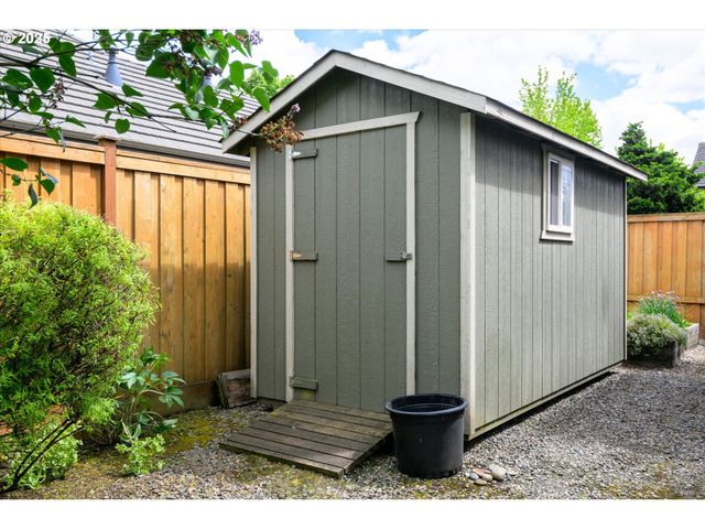 2053 LAKEVIEW Dr, Eugene, OR 97408