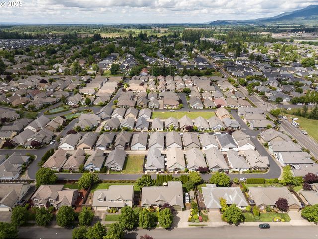 2053 LAKEVIEW Dr, Eugene, OR 97408