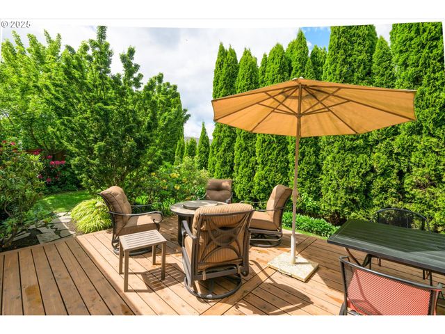 2053 LAKEVIEW Dr, Eugene, OR 97408