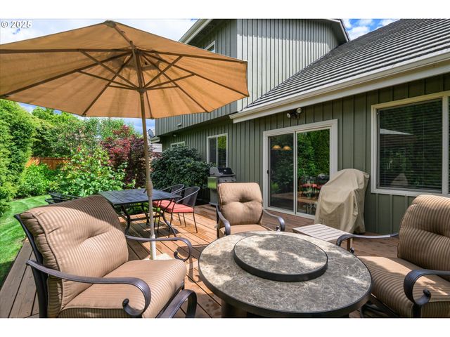 2053 LAKEVIEW Dr, Eugene, OR 97408