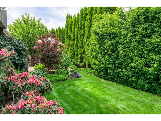 2053 LAKEVIEW Dr, Eugene, OR 97408