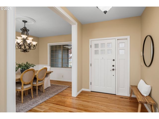 2053 LAKEVIEW Dr, Eugene, OR 97408