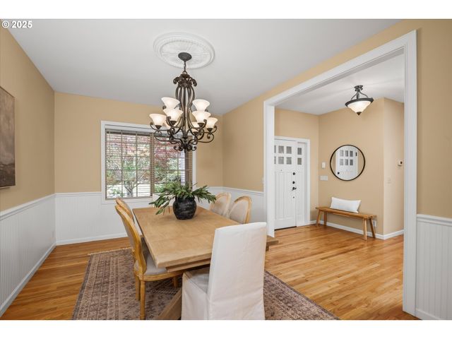 2053 LAKEVIEW Dr, Eugene, OR 97408