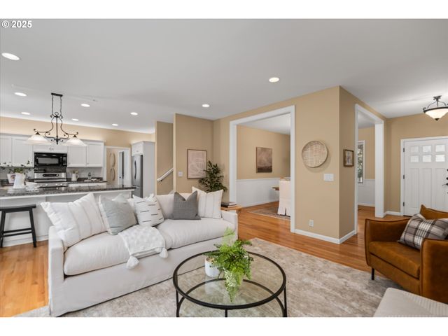 2053 LAKEVIEW Dr, Eugene, OR 97408