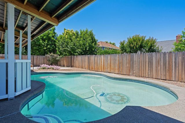 1331 Manzano Way, Sacramento, CA 95831