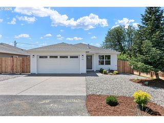 556 W FIRST Ave, Sutherlin, OR 97479