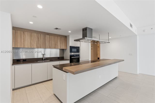 1000 Brickell Plz 1902, Miami, FL 33131