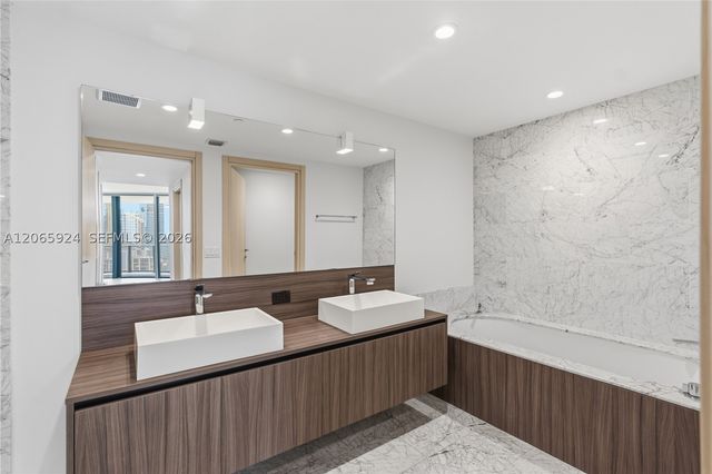 1000 Brickell Plz 1902, Miami, FL 33131