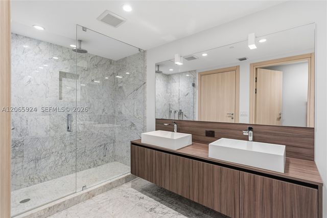 1000 Brickell Plz 1902, Miami, FL 33131
