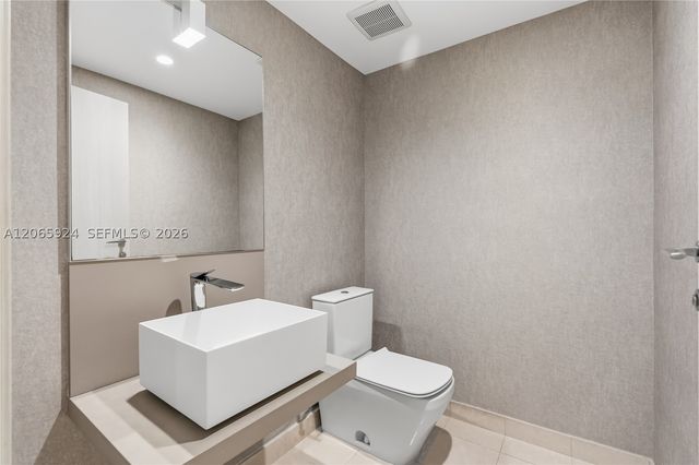 1000 Brickell Plz 1902, Miami, FL 33131