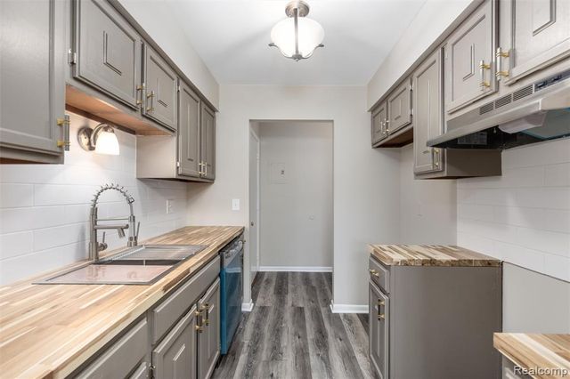 19729 Ridgemont Street 31, Saint Clair Shores, MI 48080