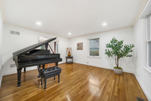 37 Woodcliffe Rd, Lexington, MA 02421
