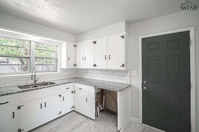 808 N PARK AVENUE, Iowa Park, TX 76367