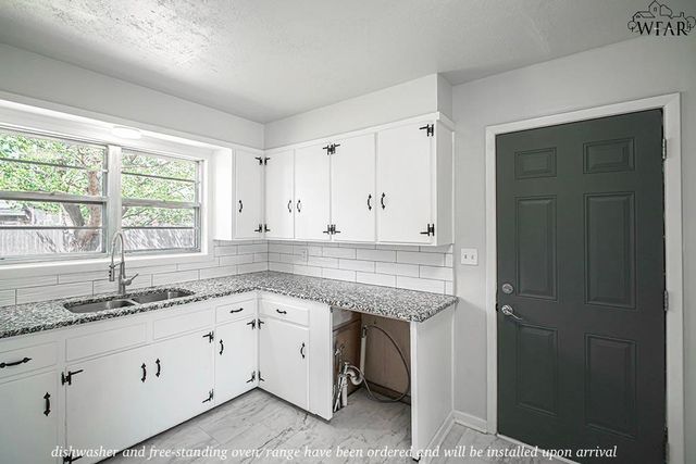 808 N PARK AVENUE, Iowa Park, TX 76367