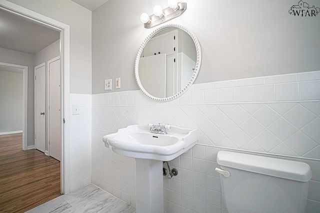 808 N PARK AVENUE, Iowa Park, TX 76367