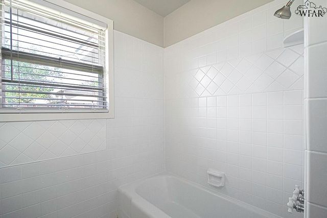 808 N PARK AVENUE, Iowa Park, TX 76367