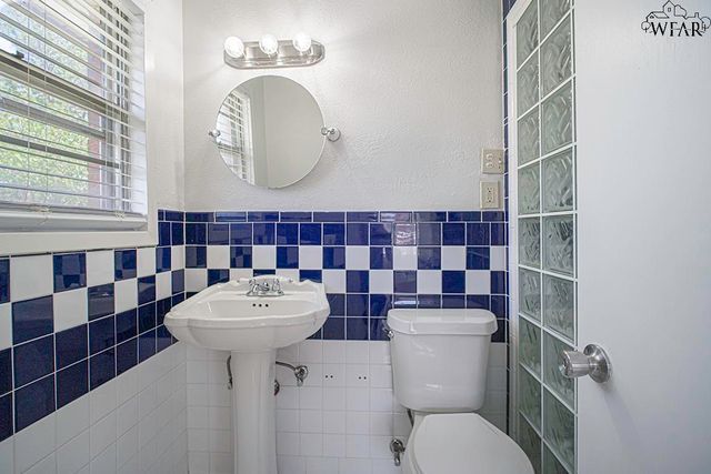 808 N PARK AVENUE, Iowa Park, TX 76367