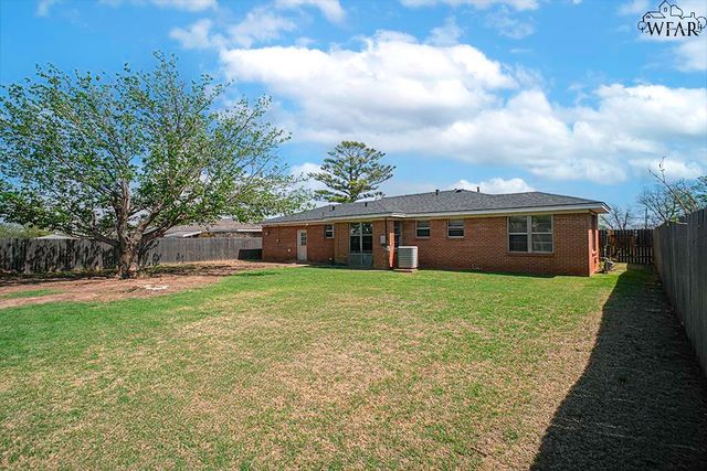 808 N PARK AVENUE, Iowa Park, TX 76367