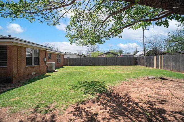 808 N PARK AVENUE, Iowa Park, TX 76367