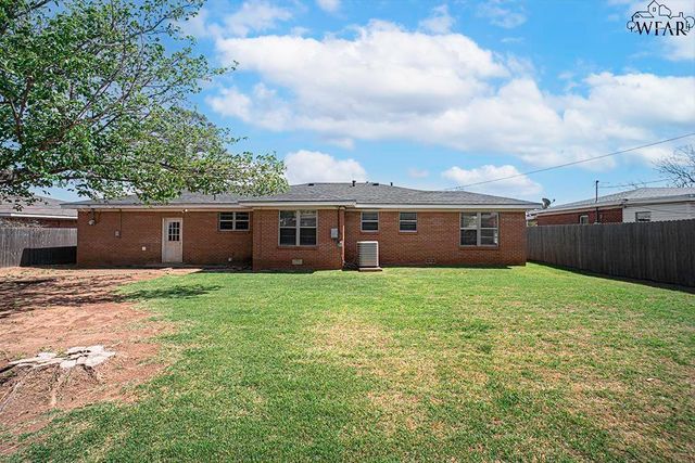 808 N PARK AVENUE, Iowa Park, TX 76367