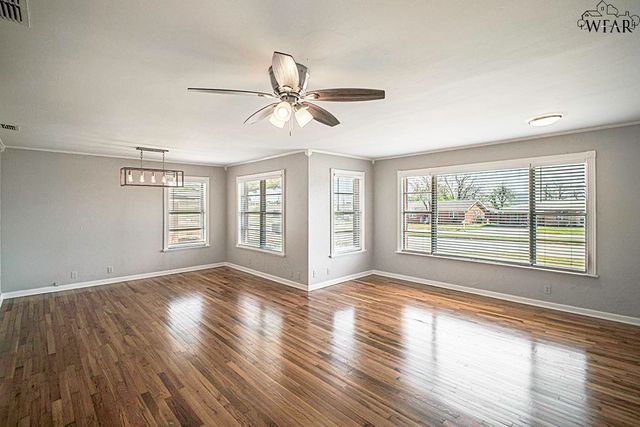 808 N PARK AVENUE, Iowa Park, TX 76367