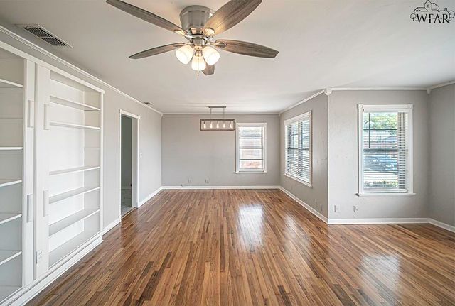 808 N PARK AVENUE, Iowa Park, TX 76367