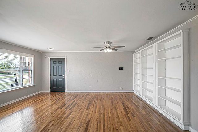 808 N PARK AVENUE, Iowa Park, TX 76367