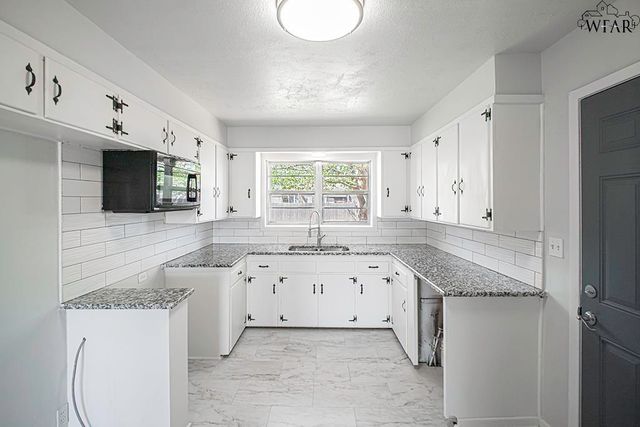 808 N PARK AVENUE, Iowa Park, TX 76367