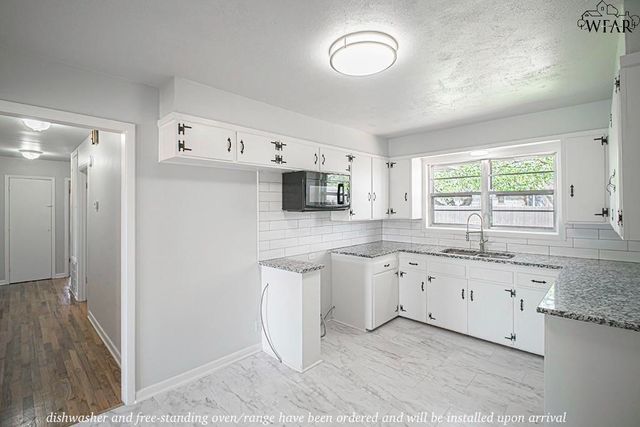 808 N PARK AVENUE, Iowa Park, TX 76367