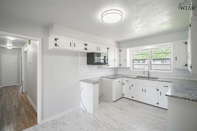 808 N PARK AVENUE, Iowa Park, TX 76367