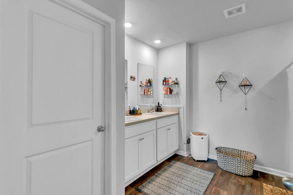 Image 16 of property listing at 105 Clear Tide Drive, Summerville, SC 29486