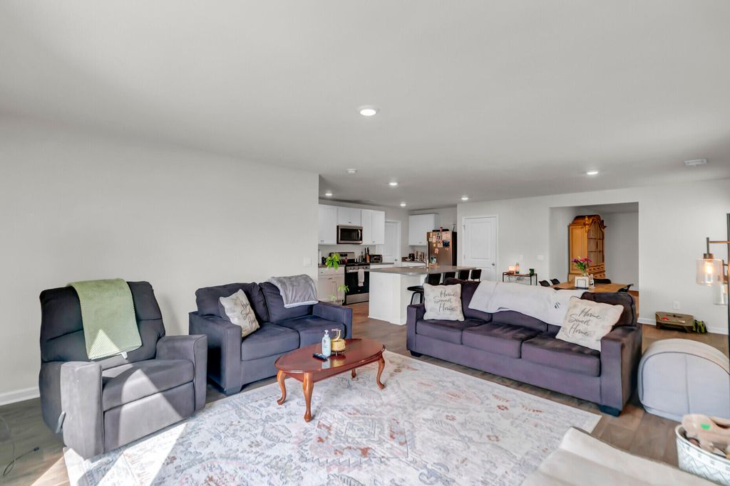 Image 2 of property listing at 105 Clear Tide Drive, Summerville, SC 29486