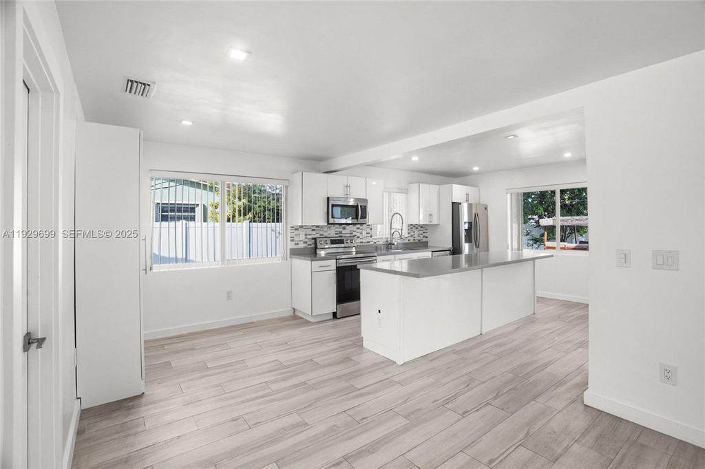 Image 11 of property listing at 5223 Monroe St, Hollywood, FL 33021