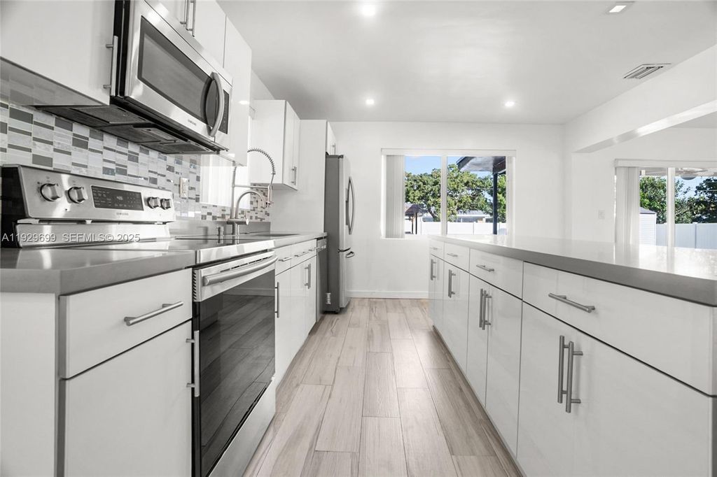 Image 16 of property listing at 5223 Monroe St, Hollywood, FL 33021