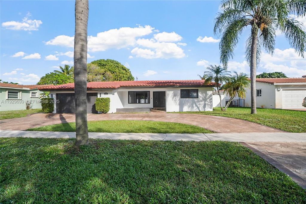 Image 2 of property listing at 5223 Monroe St, Hollywood, FL 33021